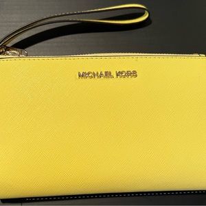 Michael Kors Jet Set Travel Wrislet Wallet